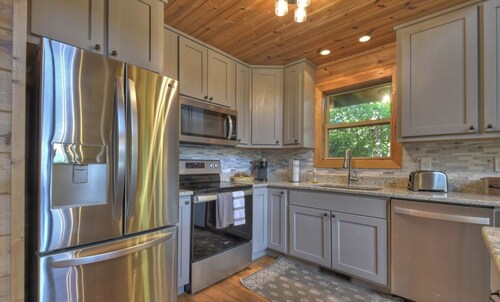 Chalet Blue Ridge: Views, comfort, nature, minutes to downtown. Your perfect getaway