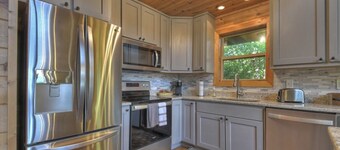 Chalet Blue Ridge: Views, comfort, nature, minutes to downtown. Your perfect getaway