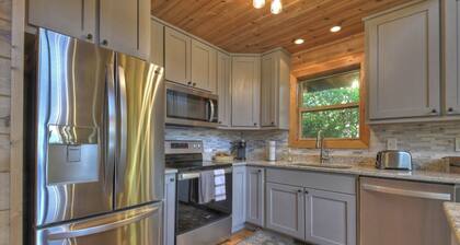 Chalet Blue Ridge: Views, comfort, nature, minutes to downtown. Your perfect getaway