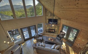 Smart TV, fireplace, video games, offices - Chalet Blue Ridge: Views, comfort, nature, minutes to downtown. Your perfect getaway (Blue Ridge)