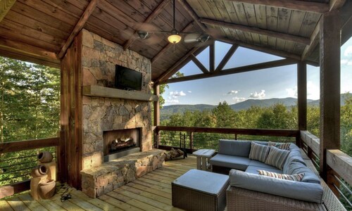 Chalet Blue Ridge: Views, comfort, nature, minutes to downtown. Your perfect getaway