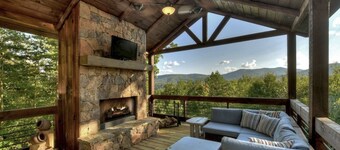 Chalet Blue Ridge: Views, comfort, nature, minutes to downtown. Your perfect getaway