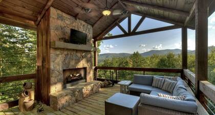 Chalet Blue Ridge: Views, comfort, nature, minutes to downtown. Your perfect getaway
