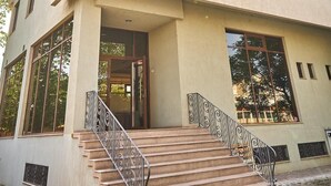 A hotel with a reception area and a staircase leading to the entrance. - Hotel Alma (Constanta)
