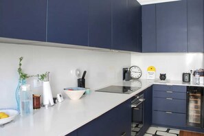 Microwave, oven, stovetop, dishwasher - Family apartment for 2 adults and 3 children (Paris)