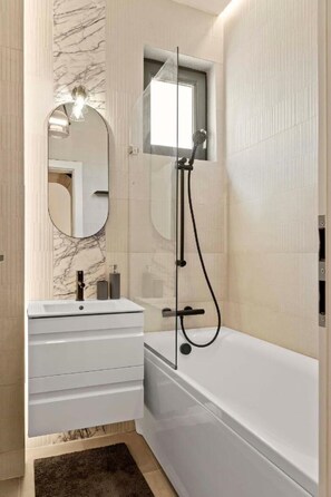 مجففات شعر، مناشف، صابون، شامبو