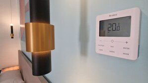 A GREE thermostat displaying 20.6°C on a light blue wall. - B (Napoli)