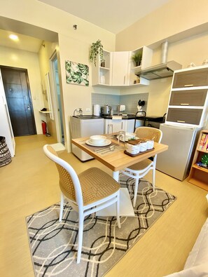Dining - Cozy Studio in Metro Davao with W&D, Pool, & Gym (Davao City)