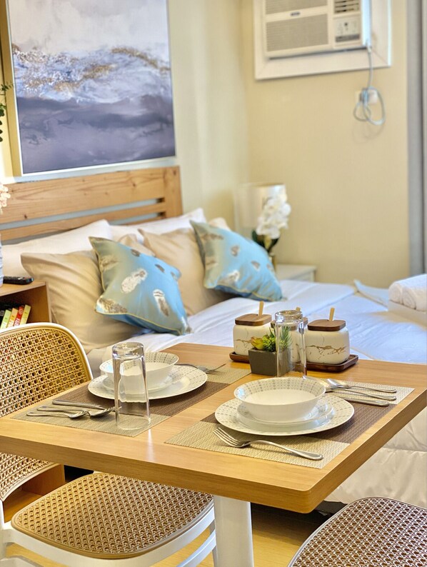 1 bedroom, iron/ironing board, free WiFi, bed sheets - Cozy Studio in Metro Davao with W&D, Pool, & Gym (Davao City)
