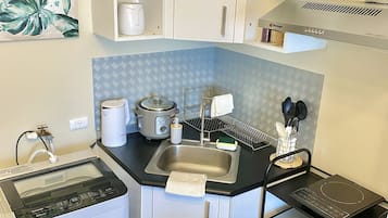 Kühlschrank, Mikrowelle, Herdplatte, Wasserkocher