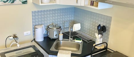 Refrigerador, microondas, parrilla de estufa y tetera eléctrica