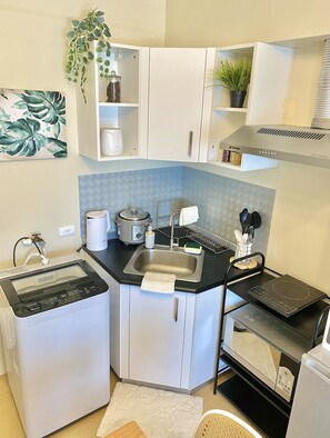 Fridge, microwave, stovetop, electric kettle - Cozy Studio in Metro Davao with W&D, Pool, & Gym (Davao City)