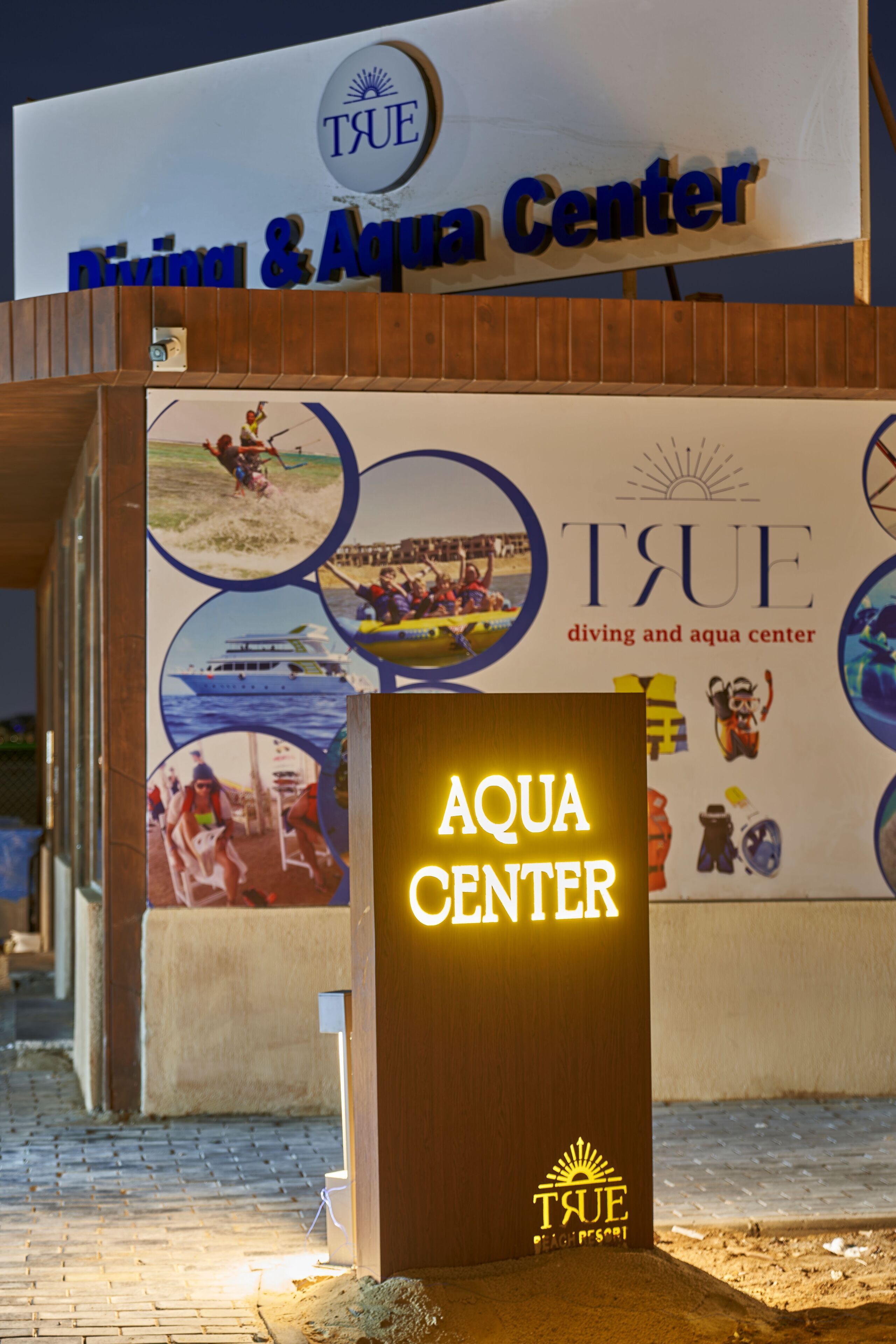 Fasaden på TRUE Diving & Aqua Center med en tydlig skylt vid entrén.