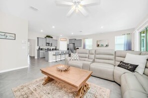 TV, offices - Spacious 7Bed Home with Pool and Spa-7704OML (Davenport)