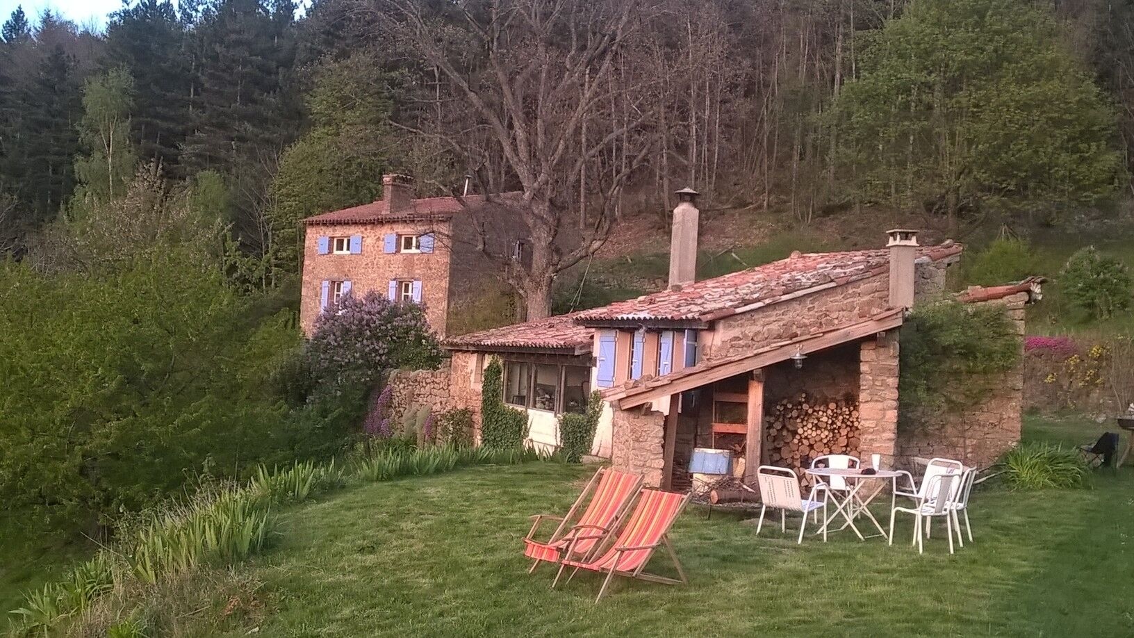 2 maisons , l'une pour dormir et rester au calme , l'autre pièce de vie- 