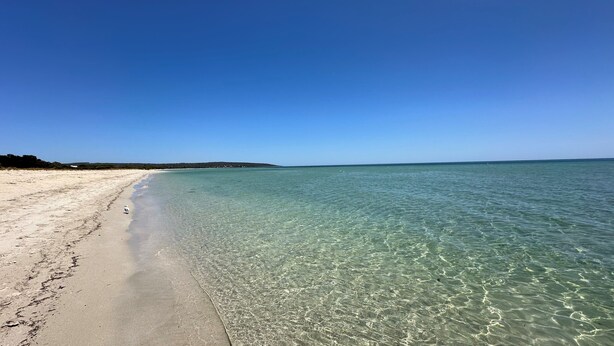 A beach with clear shallow waters and a sandy shore. - Beach Retreat - Family & Pet Friendly + only 400m from beach (Quindalup)