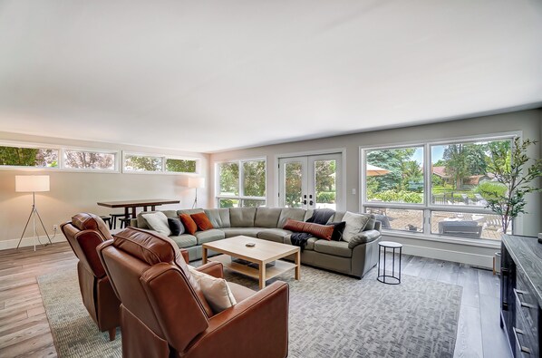 Smart TV, fireplace, ping pong, books