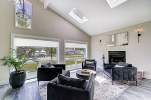 Smart-TV, Kamin, Tischtennisplatte, Bücher