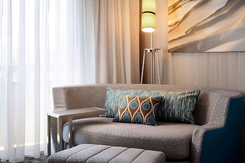 Experience Family Hotel, Seasonal Outdoor Pool in Laguna Hills, Pets are Allowed