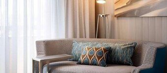 Experience Family Hotel, Seasonal Outdoor Pool in Laguna Hills, Pets are Allowed