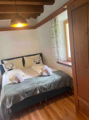 1 habitación, tabla de planchar con plancha, cuna de viaje y wifi 