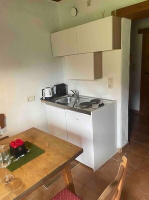 Kühlschrank, Mikrowelle, Wasserkocher mit Kaffee-/Teezubehör, Hochstuhl