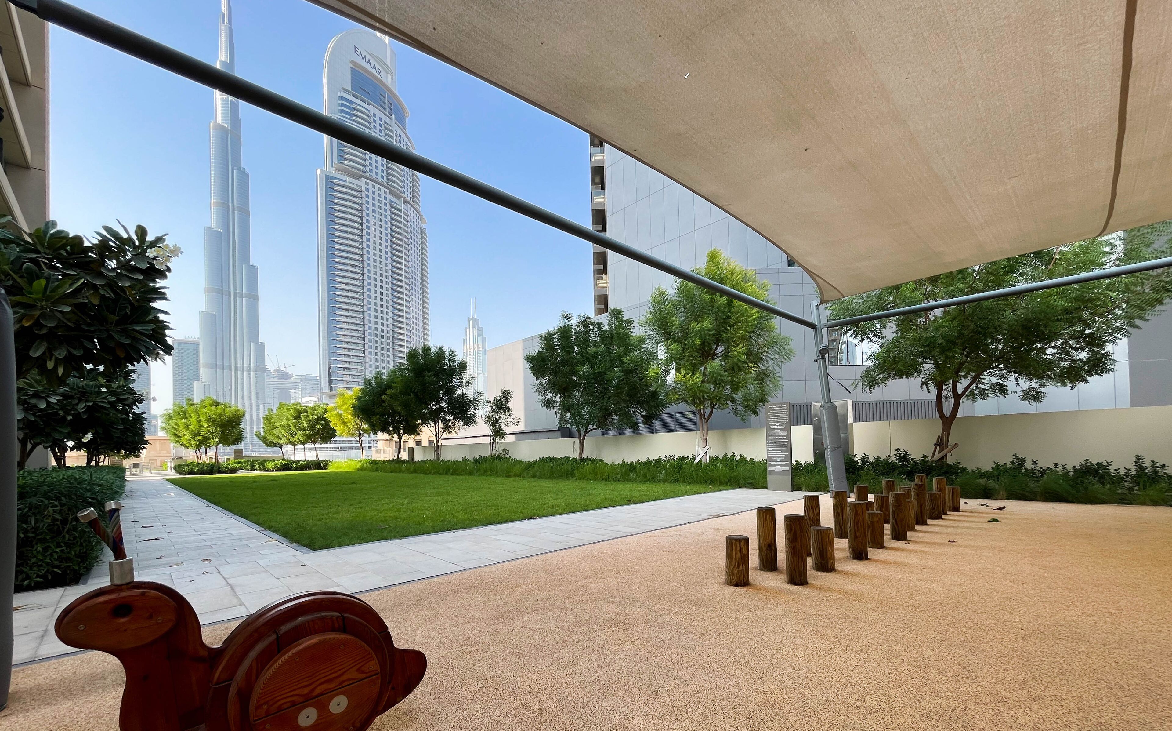 Een terras met uitzicht op de Burj Khalifa.