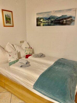 1 habitación, tabla de planchar con plancha, wifi y ropa de cama 