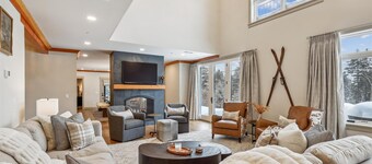 Trapp Alpine Chalet at von Trapp Family Lodge: 4 br, a/c, firepit, deck & views, resort amenities!