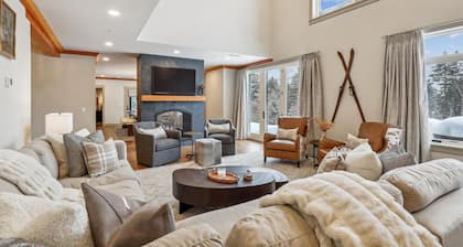 Trapp Alpine Chalet at von Trapp Family Lodge: 4 br, a/c, firepit, deck & views, resort amenities!
