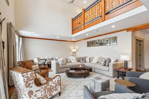 Smart TV, fireplace - Trapp Alpine Chalet at von Trapp Family Lodge: 4 br, a/c, firepit, deck & views, resort amenities! (Stowe)