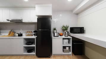 Réfrigérateur, micro-ondes, plaque de cuisson, grille-pain