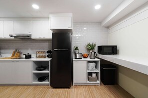 Kühlschrank, Mikrowelle, Herdplatte, Toaster