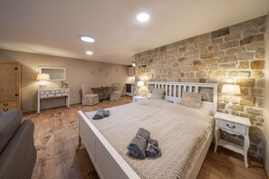 Memory-foam beds, in-room safe, individually decorated - Prague West - Studio Terrace (Chyne)