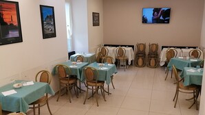 بوفيه فطور مجانًا يوميًا