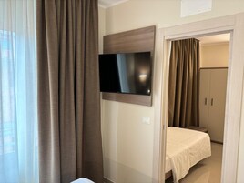 Superior vierpersoonskamer | Luxe beddengoed, donzen dekbedden, een kluis op de kamer, een bureau