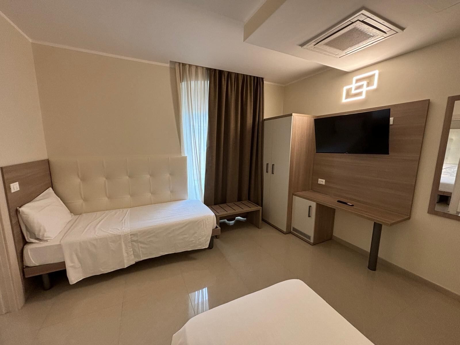 Firemannsrom – superior | Sengetøy av topp kvalitet, dundyner, safe på rommet og skrivebord