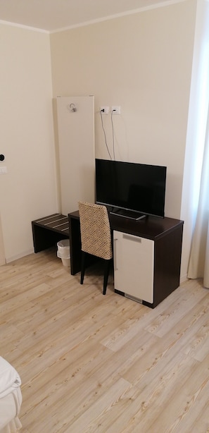 Habitación cuádruple superior | Ropa de cama de alta calidad, edredones de plumas, caja fuerte