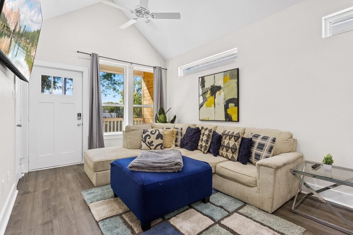 Modern 3Bd I Dtown 15 min, Sleeps 12, Parking 4