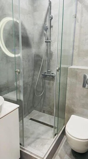 Serviettes fournies, savon, papier toilette