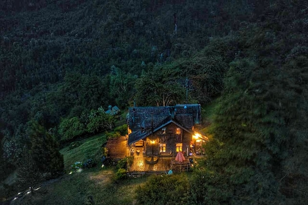 Fachada de la propiedad por la tarde o noche