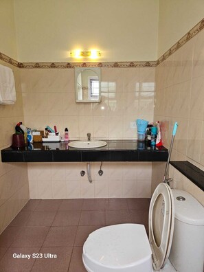 Shower, hair dryer, towels, soap - Offbeat Luxury Villa (Ooty)
