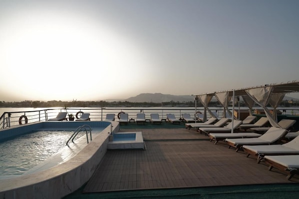 Outdoor pool, pool umbrellas, sun loungers - MS Royal Adventure (Luxor)