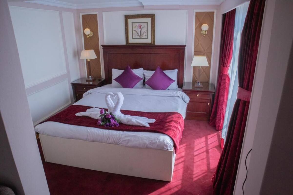 In-room safe, bed sheets