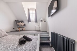 2 Schlafzimmer, Schreibtisch, Bügeleisen/Bügelbrett, Reisekinderbett