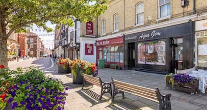 Castle Garden View - Two Steps from Central Rochester High Street