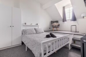 2 bedrooms, desk, iron/ironing board, travel crib - Castle Garden View - Two Steps from Central Rochester High Street (Rochester)