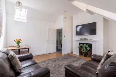 Castle Garden View - Two Steps from Central Rochester High Street