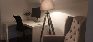 Interior - Castle Garden View - Two Steps from Central Rochester High Street (Rochester)