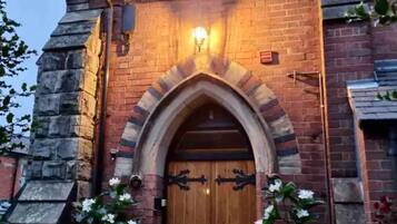 تفاصيل الفندق من الخارج